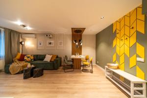 BumbleBee Apartment with cozy balcony near Victoriei Avenue