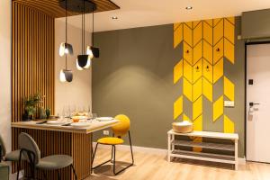 BumbleBee Apartment with cozy balcony near Victoriei Avenue