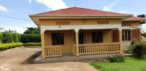 Lyn's country house - Katunguru