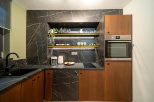 BumbleBee Apartment with cozy balcony near Victoriei Avenue