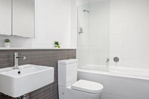 NEW 3BR Apt in Kingsgrove Sleeps 7