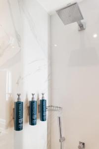 Deluxe Double plus Single Bed room in DoubleTree by Hilton London Angel Kings Cross