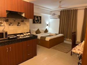 Aura Luxury Studio I Couple Friendly I Near Golf Course Road, Sector 57, Gurgaon