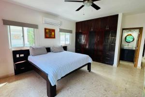 La Fenice Beachfront with King Beds