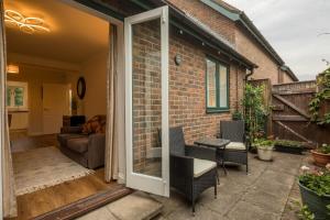 Lovely 1 Bed Apartment With FREE PARKING & Garden