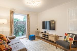 Lovely 1 Bed Apartment With FREE PARKING & Garden