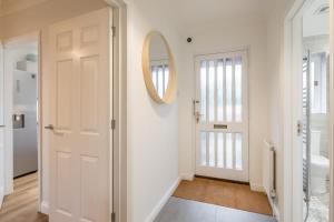 Lovely 1 Bed Apartment With FREE PARKING & Garden