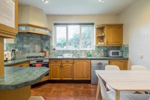 4 Bed Central Home - Perfect Location with Parking