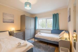 4 Bed Central Home - Perfect Location with Parking