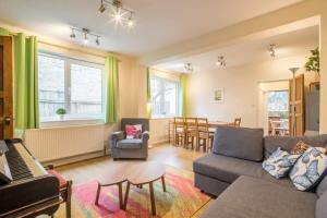 4 Bed Central Home - Perfect Location with Parking