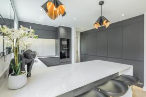 Luxury 2 Bedroom Apartment with AC and Parking