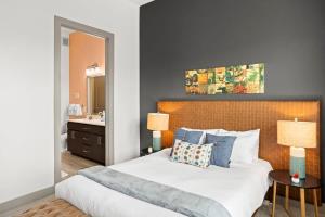 Modern Town Lake CozySuites