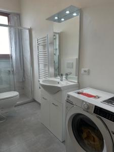 JF Yellow Room - ideal location away from the crowds and close to the tramline stop - only female guests or couples