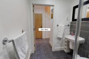 Charming & Spacious House With FREE PARKING