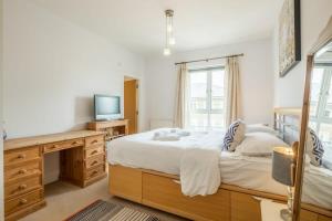 Charming & Spacious House With FREE PARKING