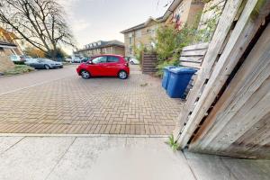 Charming & Spacious House With FREE PARKING