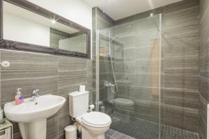 Charming & Spacious House With FREE PARKING