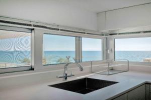 Phaedrus Living: Beach Front Flat Kyma