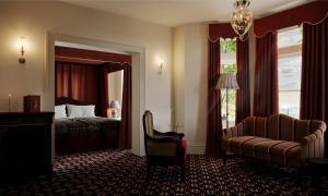 Deluxe Junior Suite room in Shenandoah Mansions an Ash Hotel