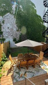 Luxury Old Montreal Parking with Yard Patio 10 Guests