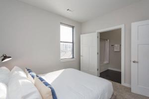 CozySuites Music Row Alluring 1BR with free parking! 43