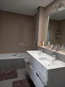 Modern Villa, Beach 200m away and private swimming pool