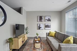 CozySuites Modern 1BR, Lawrenceville