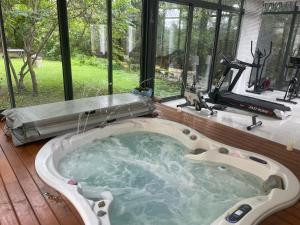 Maisons de vacances Le Grand Logis du Chateau de Ste Genevieve-3 Chambres-Salon-Cuisine-Terrasse-Barbecue-100 M2 pour 6 a 8-Havre de Paix-3Ha a 3Km de Giverny-Parc Naturel du Vexin-Piscine En Ete-En Sus Massages-Jacuzzi-Sauna-Hammam-Fitness-Ballades en 2CV-Velo-Cheval-Avion : photos des chambres