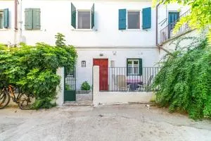 Historic Downtown Home in Gaios - (( Klonátika ))