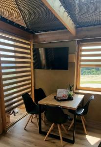 Hiška pod črešnjo 