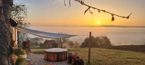 Hiška pod črešnjo