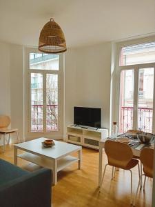 102 - Appart rénové avec grand salon et 1 chambre - Tram et Clinique Mutualiste à 1 min