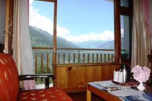 Sarthak Resorts-Reside in Nature with Best View, 9 kms from Mall Road Manali