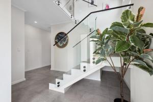 First-Class Townhouse w free parking and Wi-Fi