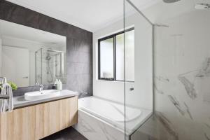 First-Class Townhouse w free parking and Wi-Fi