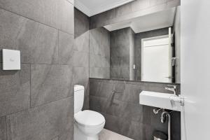 First-Class Townhouse w free parking and Wi-Fi