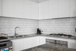 First-Class Townhouse w free parking and Wi-Fi