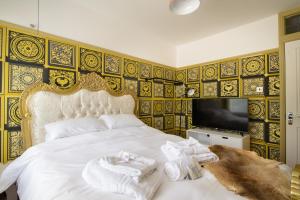 Deluxe 2 Bed Versace HotTub SkyTV