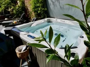 Executive Suite with Private Hot Tub SkyTV - Ashdon