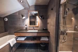 Hotels Hotel de la Roche : Chambre Familiale - Vue sur Montagne