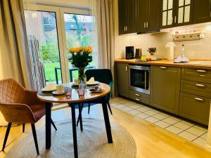 SommerLund - macht Laune auf Meer - Ruhige und sonnige Ferienwohnung mit Terrasse und Garten nahe Strand und Ostsee