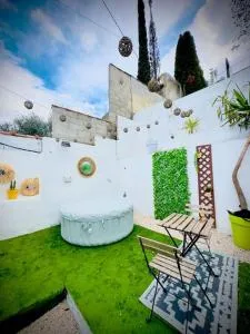 Petite maison avec terrasse - Millières