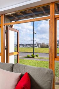 Shannonside - Stylish 5 Bed Marina home & 40ft mooring