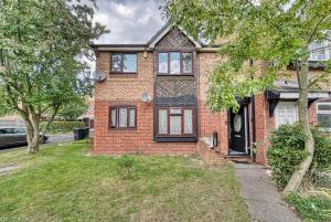 Modern 1BR Apt Netflix, Parking, M6 Access