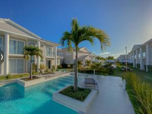 Casa com piscina, churrasqueira e estacionamento