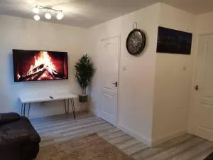 Newly Renovated Cosy 1 bed flat, 4 minutes walk to Town Centre, 3 minutes walk to the train station, Free parking, Modern, fresh and spacious living room, Netflix ready smart TV, Wifi - Wilby