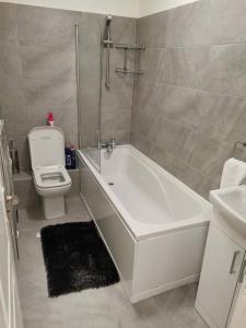 Newly Renovated Cosy 1 bed flat, 4 minutes walk to Town Centre, 3 minutes walk to the train station, Free parking, Modern, fresh and spacious living room, Netflix ready smart TV, Wifi