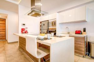 Condo with Amenities Sleeps 8 Roof Pool Gym