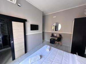 Deluxe Double Room with Balcony room in Parthenope Rooms