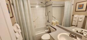 1821 Robson St, Vancouver, BC V6G 3E4, Canada.